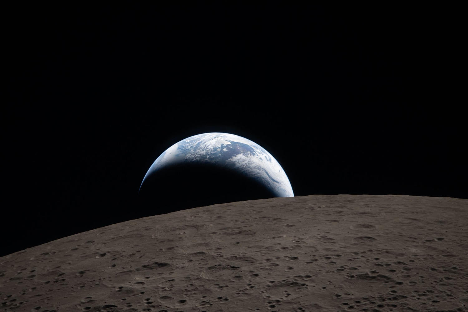 "NASA" саран дээр бааз барихаар шийдэж гурван пуужин бэлджээ